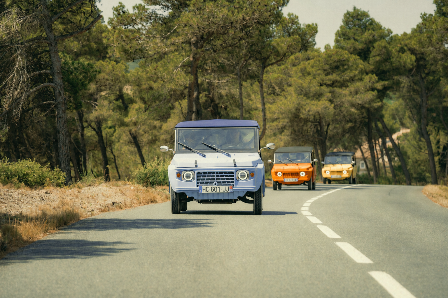 Une escapade en Méhari électrique entre vignes et plage